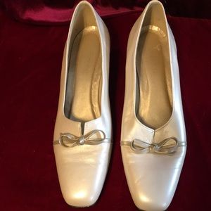 Vintage Magdesians Shoes. Cream with Bow Accent